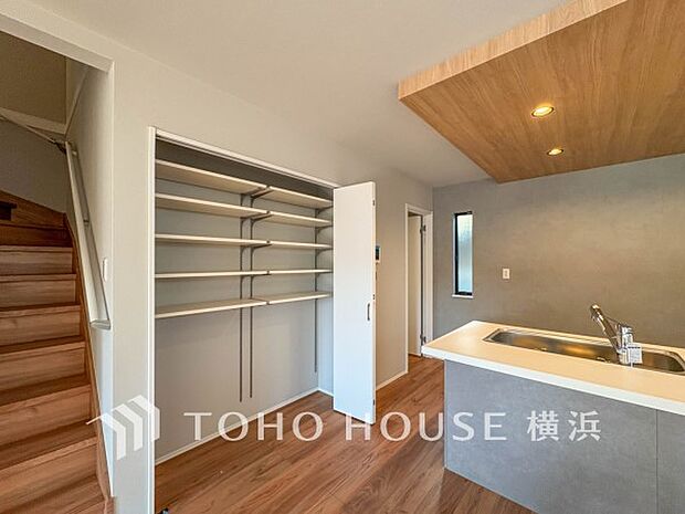 パントリーには缶詰や調味料などの食品類、かさばるペーパーやラップ類をまとめて収納できます。