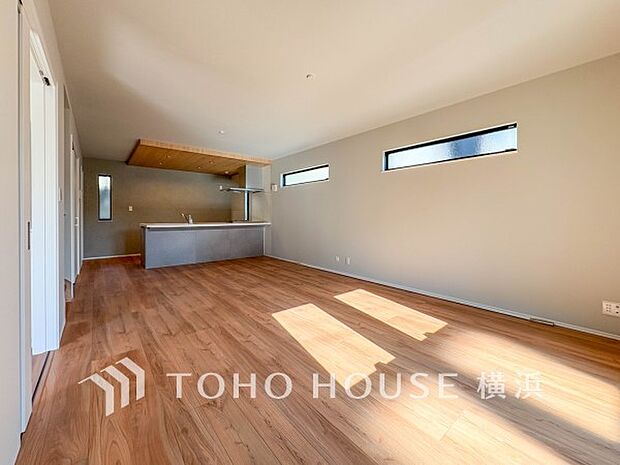 忙しい朝でも、しっかり家族が揃って食事をして頂けるゆとりある大きさのダイニングスペース。