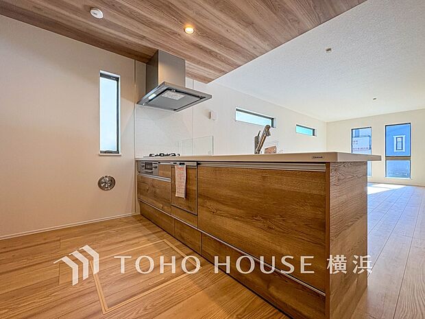 機能性とデザイン性を兼ね備えたシステムキッチン。リビングとの一体感も考慮され、美しい空間が実現。