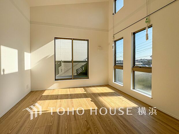 通風・採光にも優れ、心地よい光と風があふれています。プライベートな自分時間を快適に過ごせるお部屋。