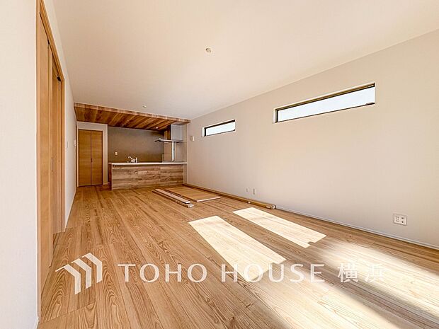 忙しい朝でも、しっかり家族が揃って食事をして頂けるゆとりある大きさのダイニングスペース。