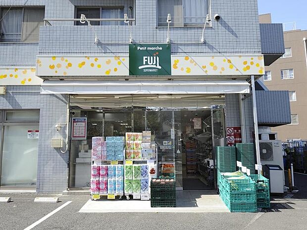 プチマルシェ FUJI 山元町店 750m 小さめな店舗ながらも食卓を彩る新鮮で品質の良い食品が揃う。日々のお買い物に便利。