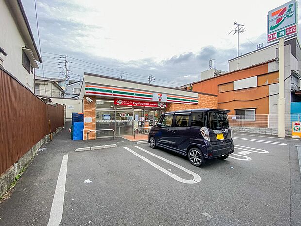 セブン-イレブン 横浜山元町店 350m 近くにあるとちょっとした買い物にも便利ですね。