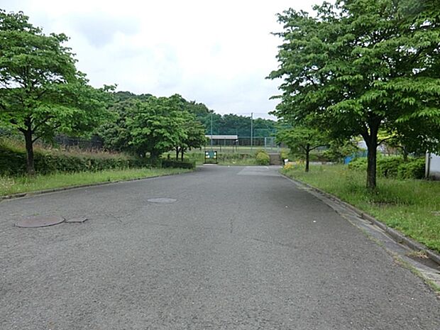 上菅田東部公園　260m　水道局菅田配水池の上部を利用し、野球ができる広いグラウンドが整備されています。 