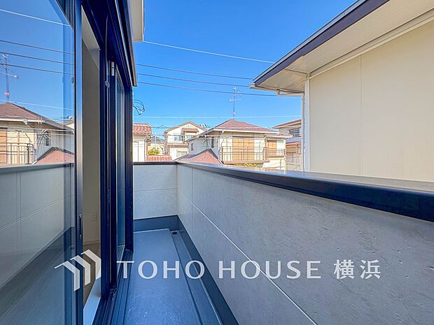 心地よい陽射しや暖かな風を楽しむことが出来るバルコニー。