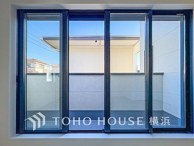 窓から見える景色は、太陽の恵みを感じるぬくもりあふれる空間。