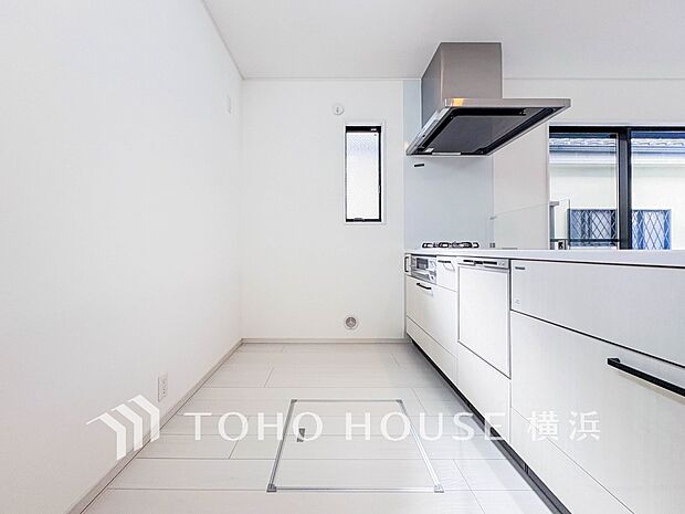 明るい自然光が入るキッチン。家族そろってキッチンに立っても調理がしやすく余裕の広さ。