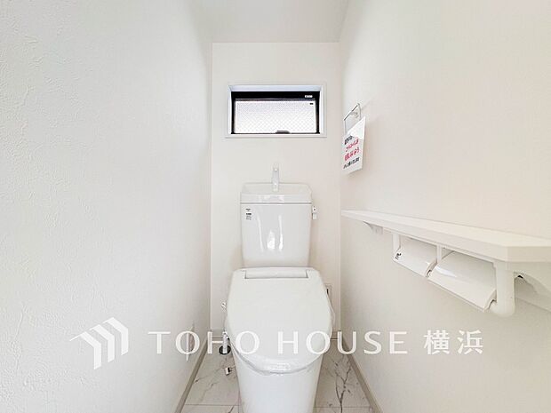 換気と明るさに配慮した、清潔感溢れるトイレ。落ち着いた空間で安らぎのひとときをお過ごしいただけます。