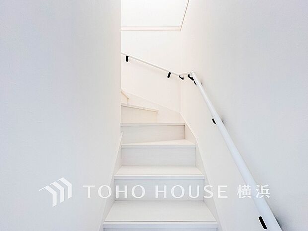 各フロアを結ぶ階段。集いの空間と一人の時間を楽しむプライベートルームをバランスよく繋いでいます。