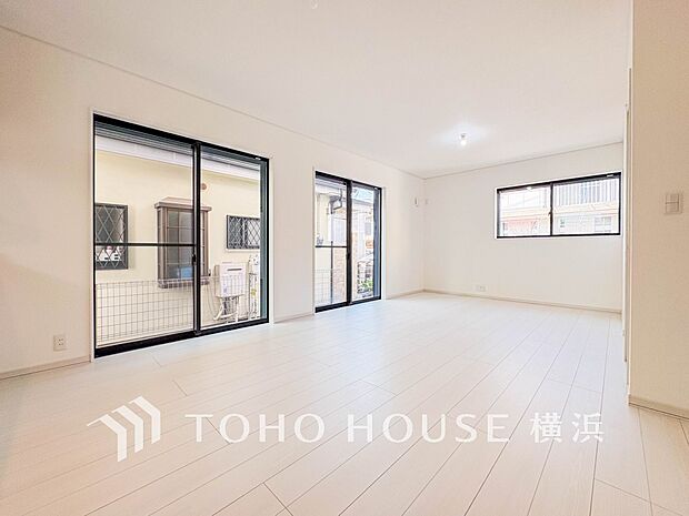 忙しい朝でも、しっかり家族が揃って食事をして頂けるゆとりある大きさのダイニングスペース。