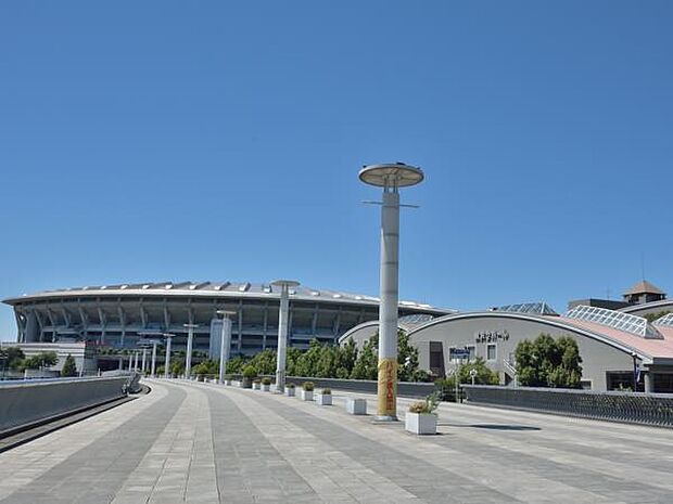 日産スタジアム 1200m 横浜マリノスのホームスタジアム。 FIFAワールドカップ本大会も開催された会場でもあります。