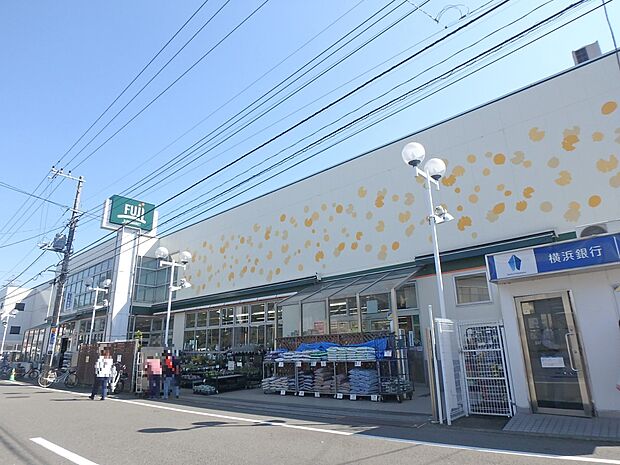 FUJI 鳥山店　400m　新鮮な生鮮品を品揃え豊富に取り扱うスーパー。2階フロアでは衣料品・薬の販売も行っています。 