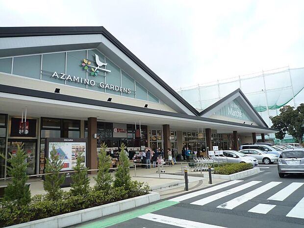 あざみ野ガーデンズ　1400m　18のショップ＆レストランとスポーツ施設。のびのびとショッピングやスポーツが楽しめます。 