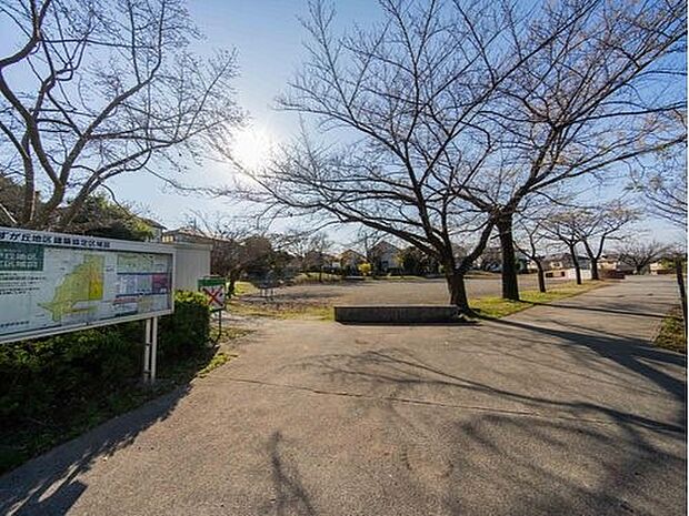 みすずが丘公園　600m　四季を感じられる木々と、中央が円形広場となった独特な雰囲気が素敵な公園です。 