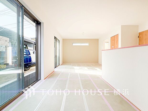 あたたかい日差しがたっぷり降り注ぐLDKは自然と家族の顔があかるい笑顔に。（2026年1月撮影）