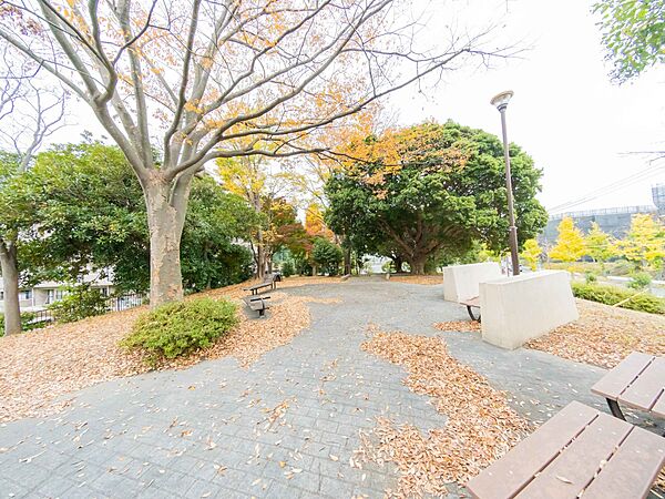 上中里公園　450m　小さなお子様にも楽しめる緑が溢れる公園です。