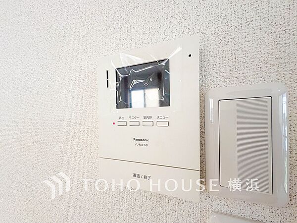 誰が来てもわかる様にモニター付きインターホンを設置。快適と安らぎを合わせた優しい設計。