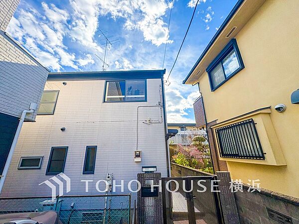 爽やかな青空の下に贅沢なほどに降り注ぐ陽光、豊かな居住性と、クオリティが見事に調和した住空間。
