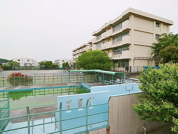横浜市立桜井小学校　700m　徒歩9分。小学校が近いのは子育てファミリーにもおすすめのポイント。