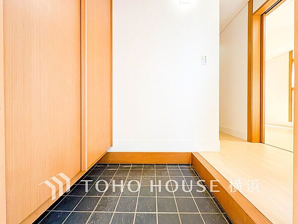 上質感漂う玄関と廊下。居住者の帰り、訪れる方を優しく迎えてくれます。