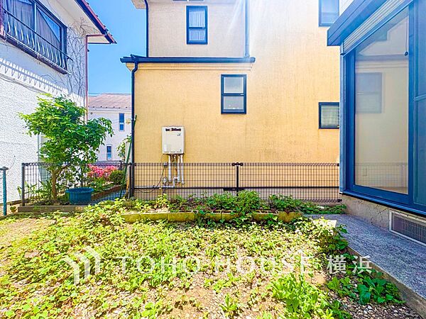 ガーデニングで色とりどりの草花を綺麗に飾ればより一層華やかな空間になります。