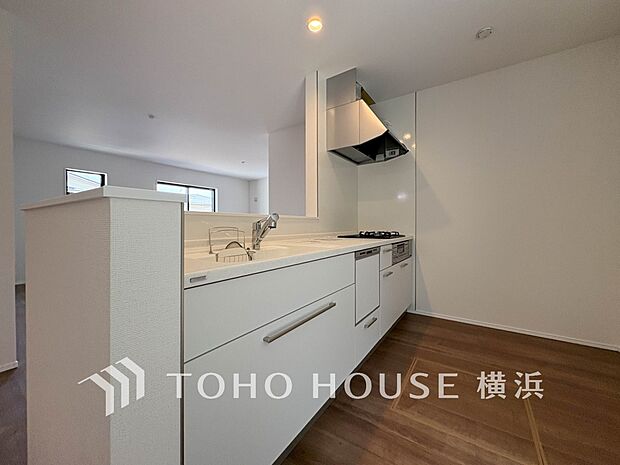 機能性とデザイン性を兼ね備えたシステムキッチン。リビングとの一体感も考慮され、美しい空間が実現。