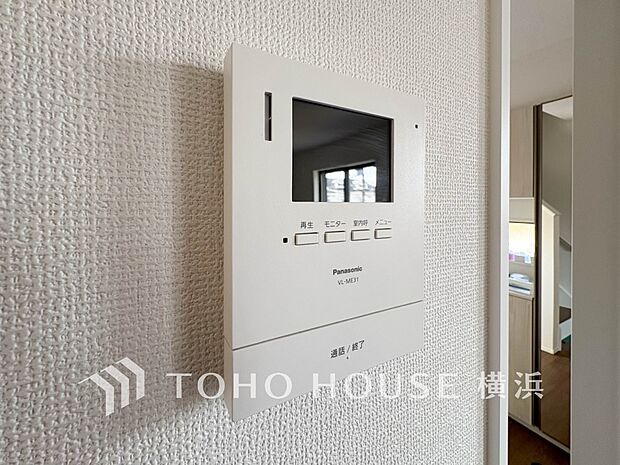 誰が来てもわかる様にモニター付きインターホンを設置。快適と安らぎを合わせた優しい設計。 