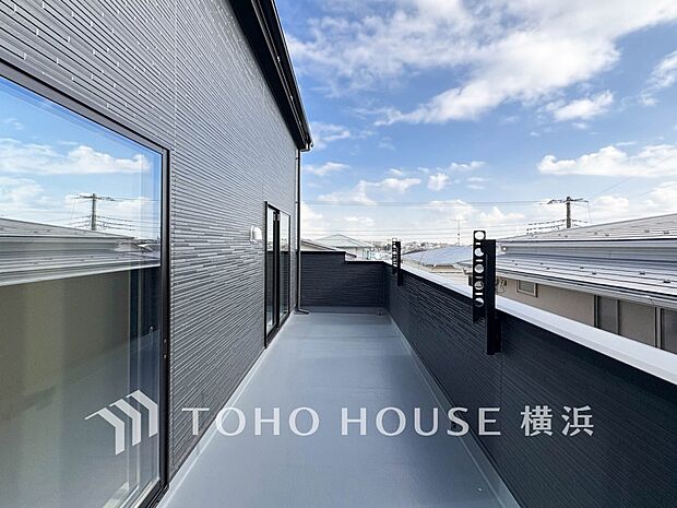 休日にまとめてお洗濯される方も安心のバルコニー。