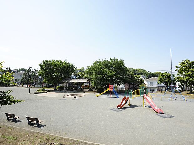 泉谷公園　260m　閑静な住宅地に広がる緑豊かな公園。昼間は近隣の子どもたちで賑わいます。 