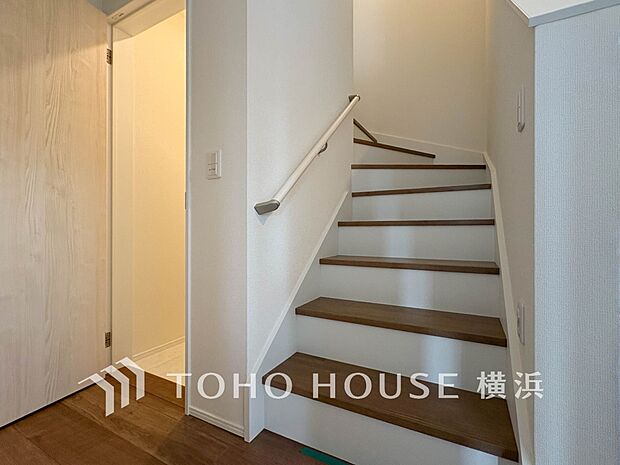 各フロアを結ぶ階段。集いの空間と一人の時間を楽しむプライベートルームをバランスよく繋いでいます。