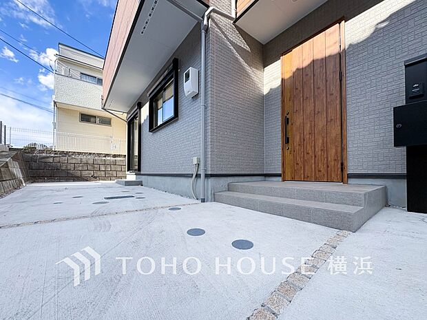 お住まいの顔となる玄関。住まう方のプライドを満たすクオリティを備えています。 