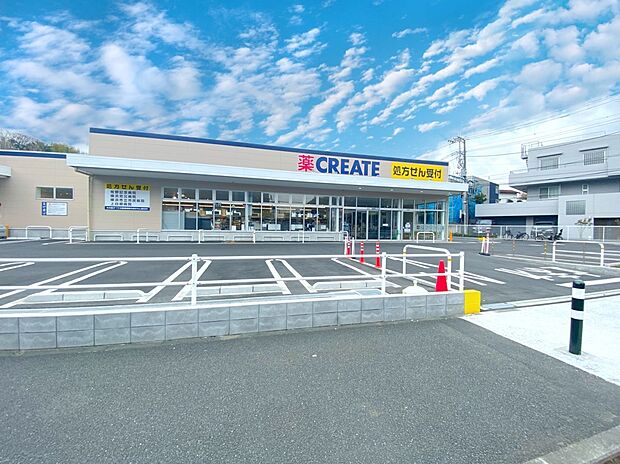 クリエイトエス・ディー緑白山店　750m　薬・生活用品・化粧品・食品類・酒類など、豊富な品揃え、見やすくお買い物がしやすい店内です。 
