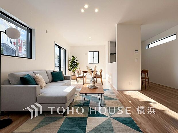 集いの場、憩いの場としての快適性を求めたやすらぎの空間です。（装飾品はAI加工です 