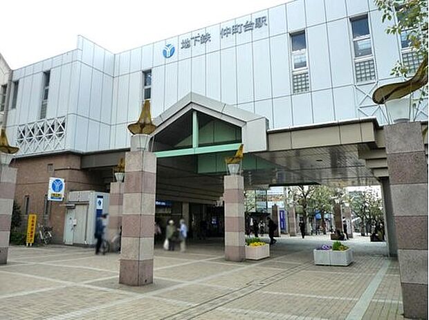 仲町台駅(ブルーライン) 1000m 横浜駅までの所要時間は約19分。東急田園都市線も乗り入れるあざみ野駅までは約10分。