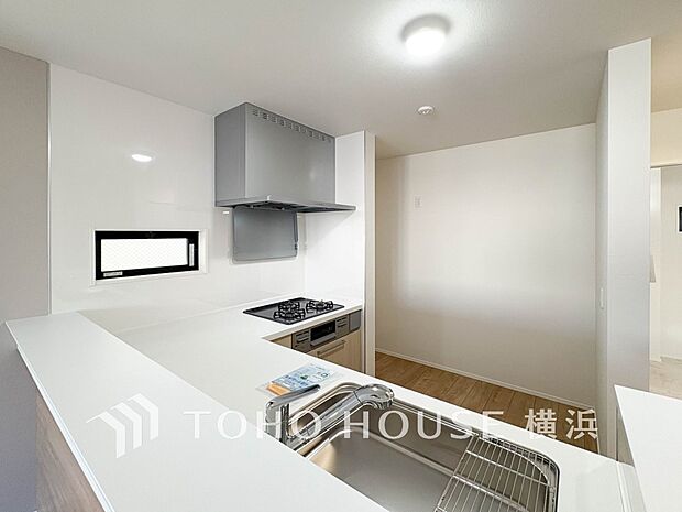 機能性とデザイン性を兼ね備えたシステムキッチン。リビングとの一体感も考慮され、美しい空間が実現。