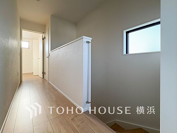 清潔感漂う廊下。各お部屋をつなぐ主要空間として美しく存在しています。