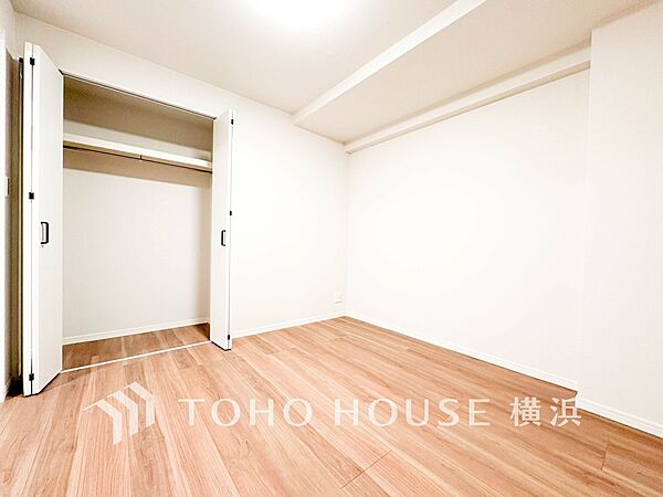 一日の疲れをいやしてくれる寝室。時を忘れて過ごす場所として過ごせるお部屋。