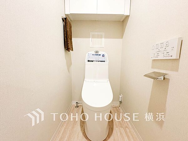 清潔感溢れるトイレ。落ち着いた空間で安らぎのひとときをお過ごしいただけます。