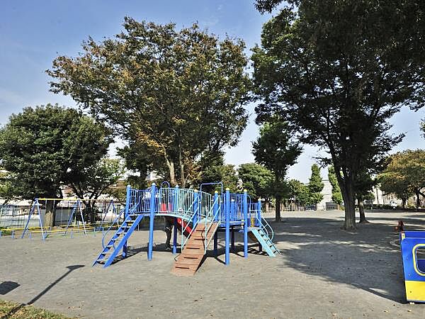 中村公園　550m　屋外プールが設置されており、夏の期間はこどもから大人まで水泳や水遊びを楽しむことができます。