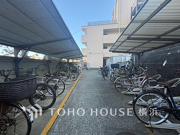 屋根付きの駐輪スペースは、雨風から大事な愛車を守ってくれます。