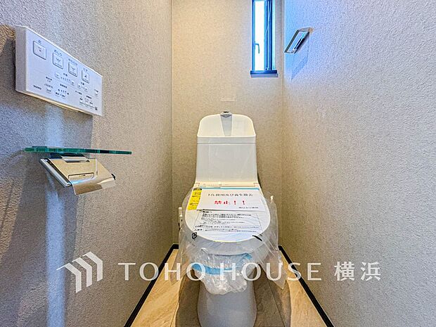 換気と明るさに配慮した、清潔感溢れるトイレ。落ち着いた空間で安らぎのひとときをお過ごしいただけます。