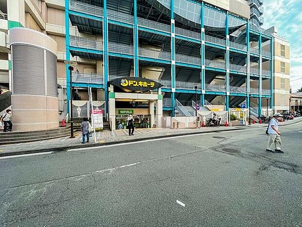 ドン・キホーテ 二俣川店　750m　日用品や雑貨、お酒等様々な品を揃える総合ディスカウントストア。品質に拘ったプライベートブランドも。 