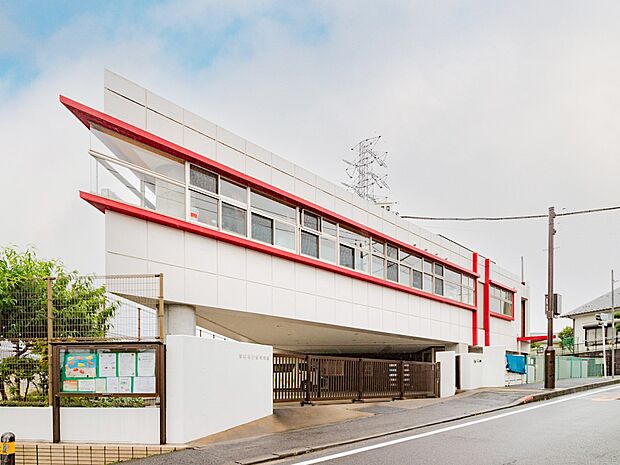 社会福祉法人伸愛会旭はるかぜ保育園 270m 読み書き・算数・ピアニカ・体操にも力を入れています。園児には跳び箱8段を飛べる子もいます。