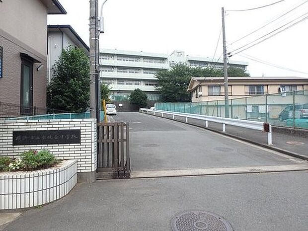 横浜市立東鴨居中学校 650m 徒歩9分。部活などで帰りが遅くなっても安心の距離感です。