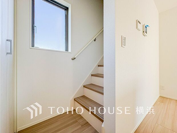 各フロアを結ぶ階段。集いの空間と一人の時間を楽しむプライベートルームをバランスよく繋いでいます。