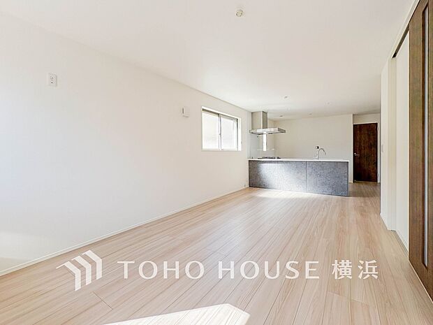 あたたかい日差しがたっぷり降り注ぐLDKは自然と家族の顔があかるい笑顔に。