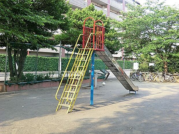 東潮田公園　160m　滑り台やブランコ、鉄棒、お砂場などがあり、毎日のお子様の遊び場におすすめです。 