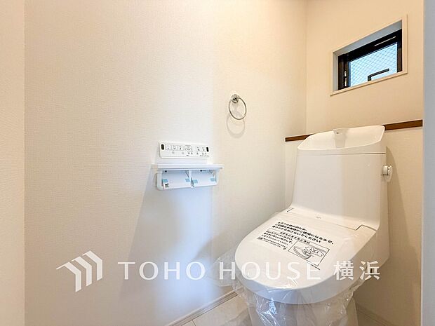 換気と明るさに配慮した、清潔感溢れるトイレ。落ち着いた空間で安らぎのひとときをお過ごしいただけます。