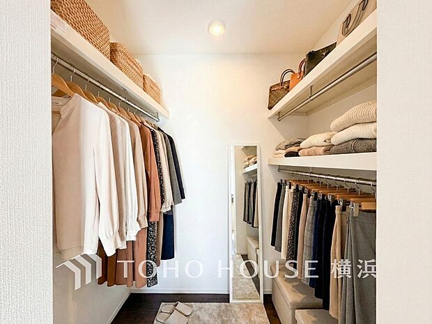 ウォークインクローゼットは家族みんなの衣類が収納できるよう広めに設計。（家具はAI加工）