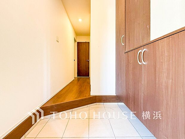 上質感漂う玄関と廊下。居住者の帰り、訪れる方を優しく迎えてくれます。